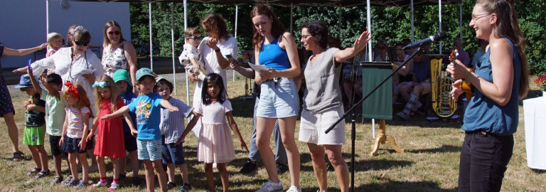Auftritt Kinder aus dem KiFaZ beim Gemeindefest